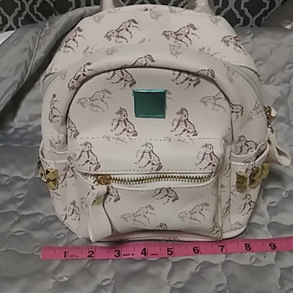 💜Nwot woman  mini backbag 💜